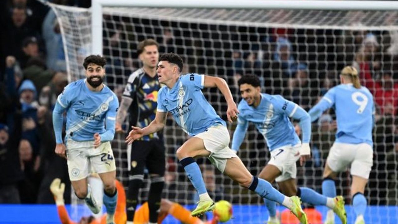 Manchester City berhasil kembali ke jalur kemenangan setelah menundukkan Leeds United 3-2, sementara Sunderland secara mengejutkan merangsek ke zona empat besar dalam Hasil Liga Inggris pekan ke-13.