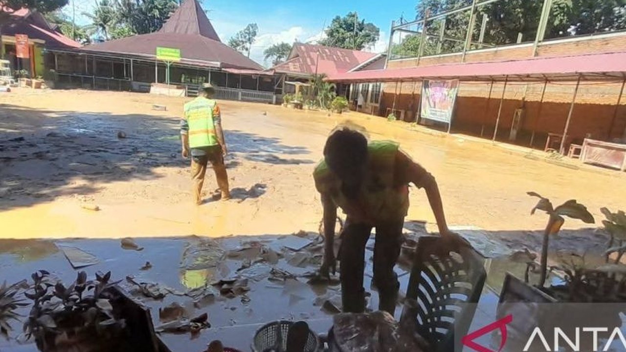 Pemerintah Kota Padang memperkirakan total Kerusakan Infrastruktur Padang akibat bencana banjir dan tanah longsor mencapai Rp202,8 miliar, dengan dua jembatan vital putus.