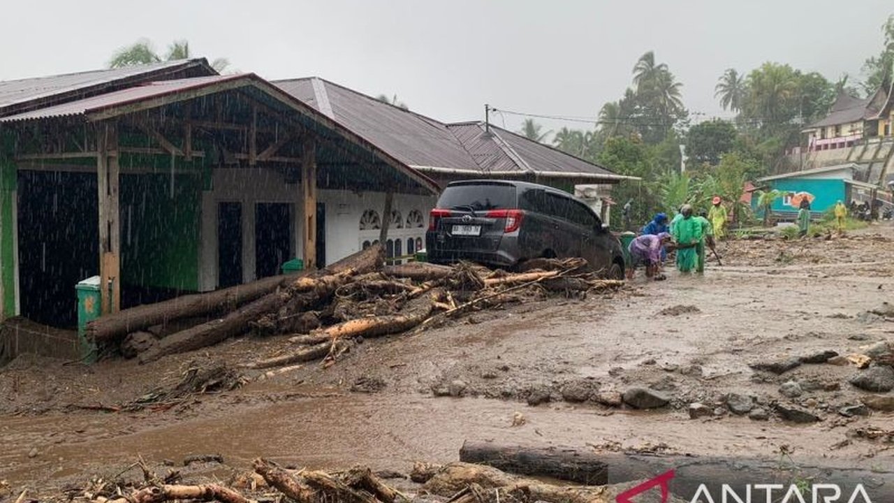 Kementerian Luar Negeri Malaysia mengonfirmasi satu warganya hilang di Sumatera Barat, diduga terdampak bencana tanah longsor di Padang Panjang, memicu operasi pencarian intensif.