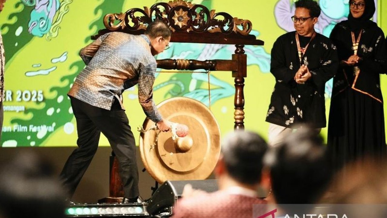 Jogja-NETPAC Asian Film Festival (JAFF) 2025 resmi dibuka di UGM, menampilkan 227 film dari 43 negara. Menbud Fadli Zon tekankan pentingnya pengarsipan film.