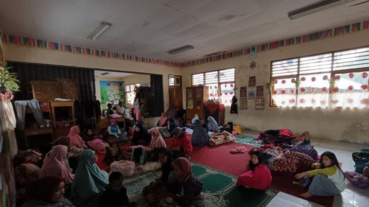 Bencana alam berupa tanah longsor dan banjir bandang telah menyebabkan ribuan warga Agam mengungsi. BPBD mencatat 4.000 jiwa terdampak, tersebar di 11 kecamatan di Kabupaten Agam.