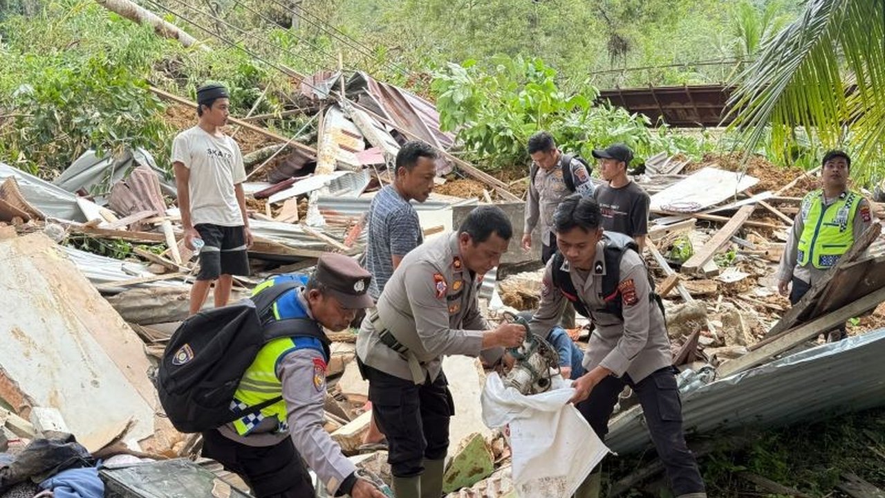 Polres Pasaman Barat bergerak cepat membersihkan reruntuhan rumah korban longsor di Talamau, Sumatera Barat. Aksi kepedulian ini fokus pada pencarian barang berharga dan pendistribusian logistik, meringankan beban warga terdampak.