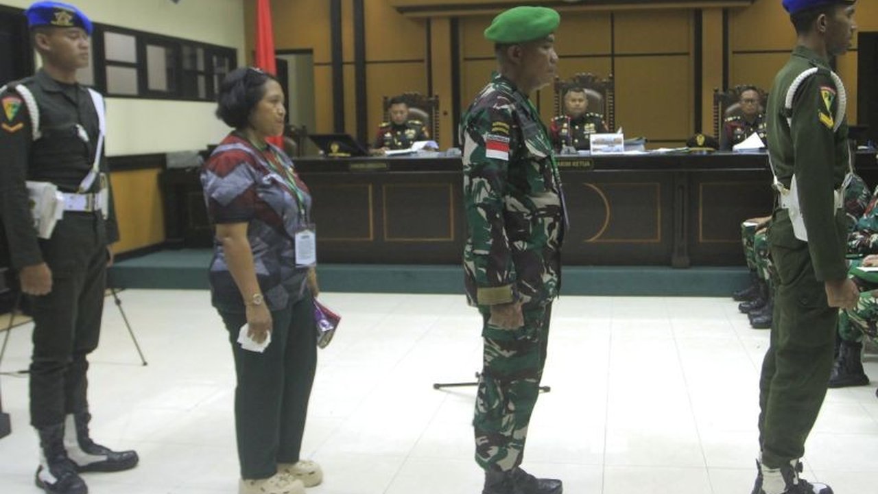 Pengadilan Militer Kupang membantah sidang tuntutan Kasus Prada Lucky akan tertutup. Masyarakat diundang hadir langsung atau daring. Apa saja agenda dan harapan keluarga korban?