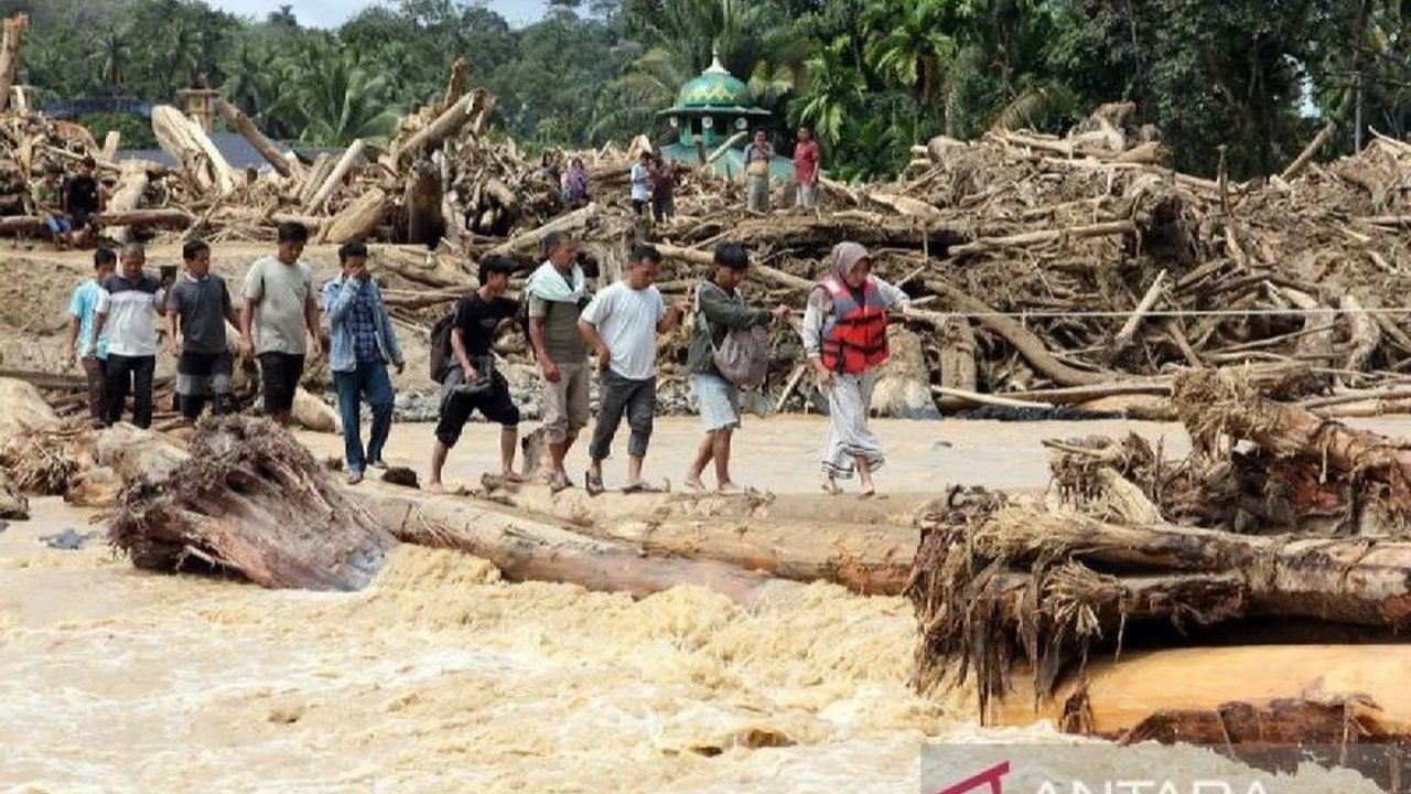 Menteri Pertanian Andi Amran Sulaiman menegaskan, pemerintah telah menyalurkan bantuan pangan untuk korban banjir Sumbar dan wilayah terdampak lainnya secara cepat, memastikan kebutuhan dasar masyarakat terpenuhi.