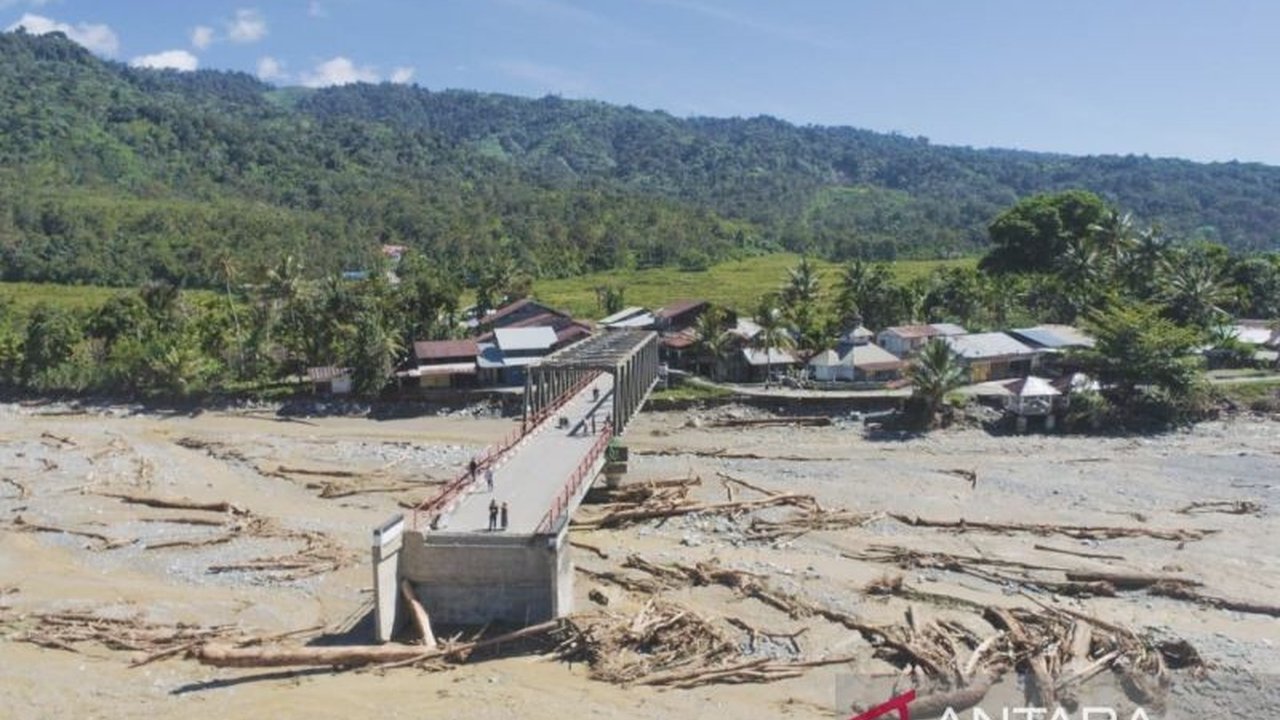 Banjir Nagan Raya melanda 27 desa di empat kecamatan sejak Rabu lalu, menyebabkan kerusakan parah akibat luapan sungai. Simak detail dampaknya di sini.
