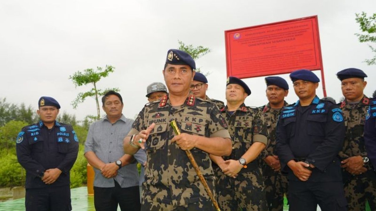 Kementerian Kelautan dan Perikanan (KKP) memperketat pengawasan pemanfaatan ruang laut. Tegaskan pentingnya KKPRL agar kegiatan usaha berizin dan terhindar dari sanksi penyegelan.