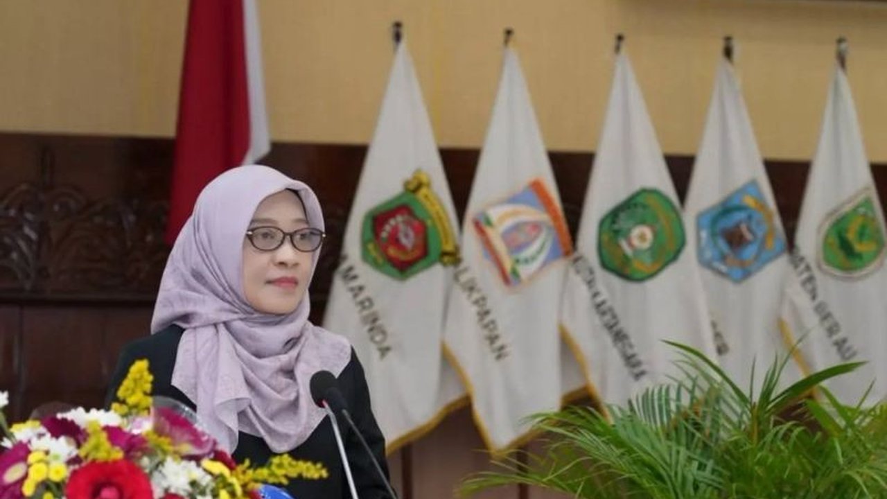 Pemerintah Provinsi Kalimantan Timur (Pemprov Kaltim) melakukan revisi signifikan terhadap Rancangan APBD 2026 menyusul penurunan drastis pendapatan transfer dari pemerintah pusat, memicu penyesuaian total penerimaan daerah.