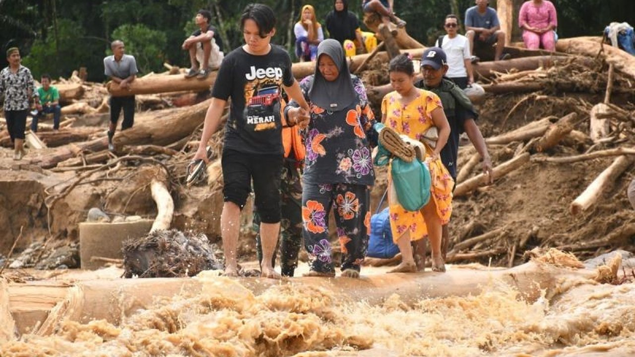 Prajurit Kodam I/BB sigap membangun Jembatan Darurat Tapanuli Selatan di Desa Garoga setelah banjir memutuskan akses utama. Solusi cepat ini menghubungkan kembali warga terisolasi.