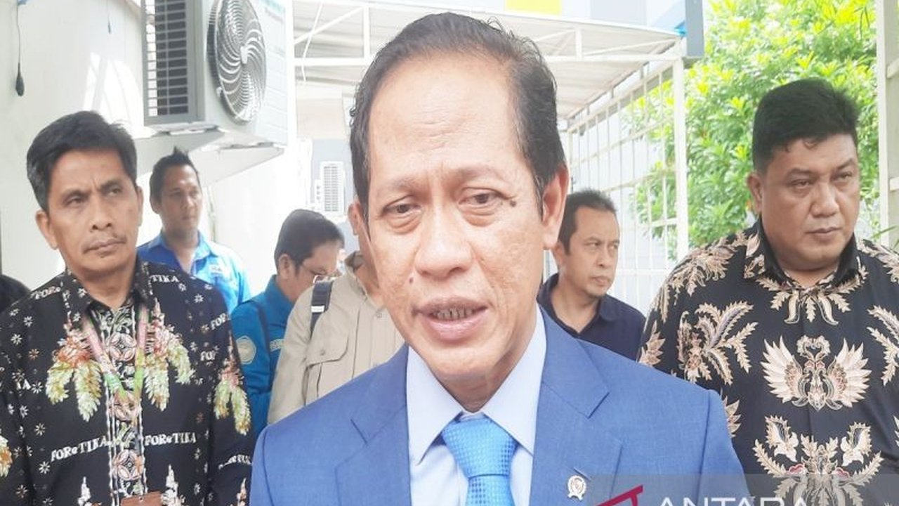 Menteri Lingkungan Hidup dan Kehutanan (LHK) menerjunkan tim khusus untuk mengkaji bencana banjir bandang Sumatera yang melanda tiga provinsi, menyusul dampak siklon tropis dan kerusakan lingkungan.