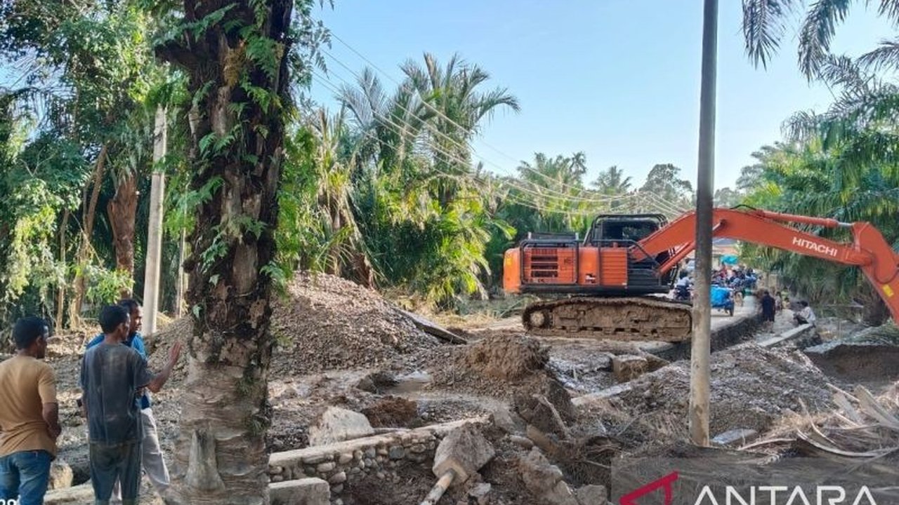 Pemkab Nagan Raya berhasil membersihkan lumpur banjir yang mengisolasi ribuan warga di Kecamatan Tripa Makmur. Upaya Pemkab Nagan Raya bersihkan lumpur banjir ini membuka kembali akses vital.