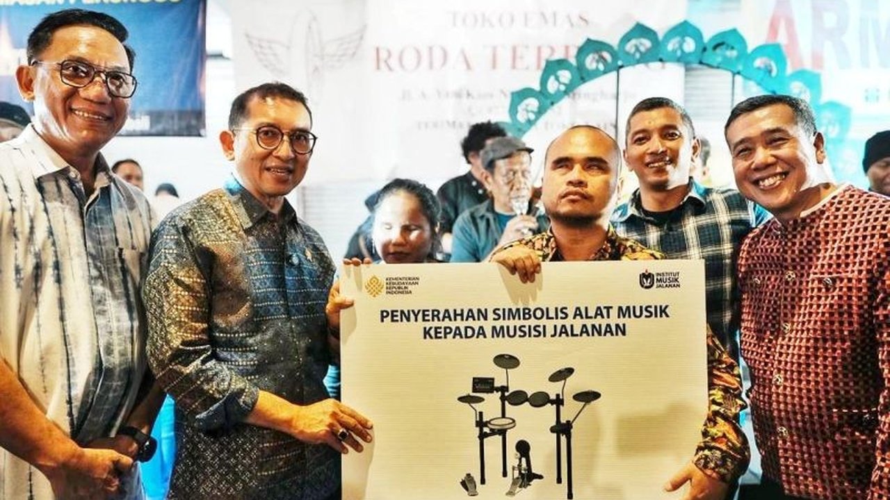 Kementerian Kebudayaan menyerahkan bantuan alat musik kepada Institut Musik Jalanan Yogyakarta, sebagai bentuk dukungan Kemenbud dukung musisi jalanan dan penguatan ekosistem seni komunitas.