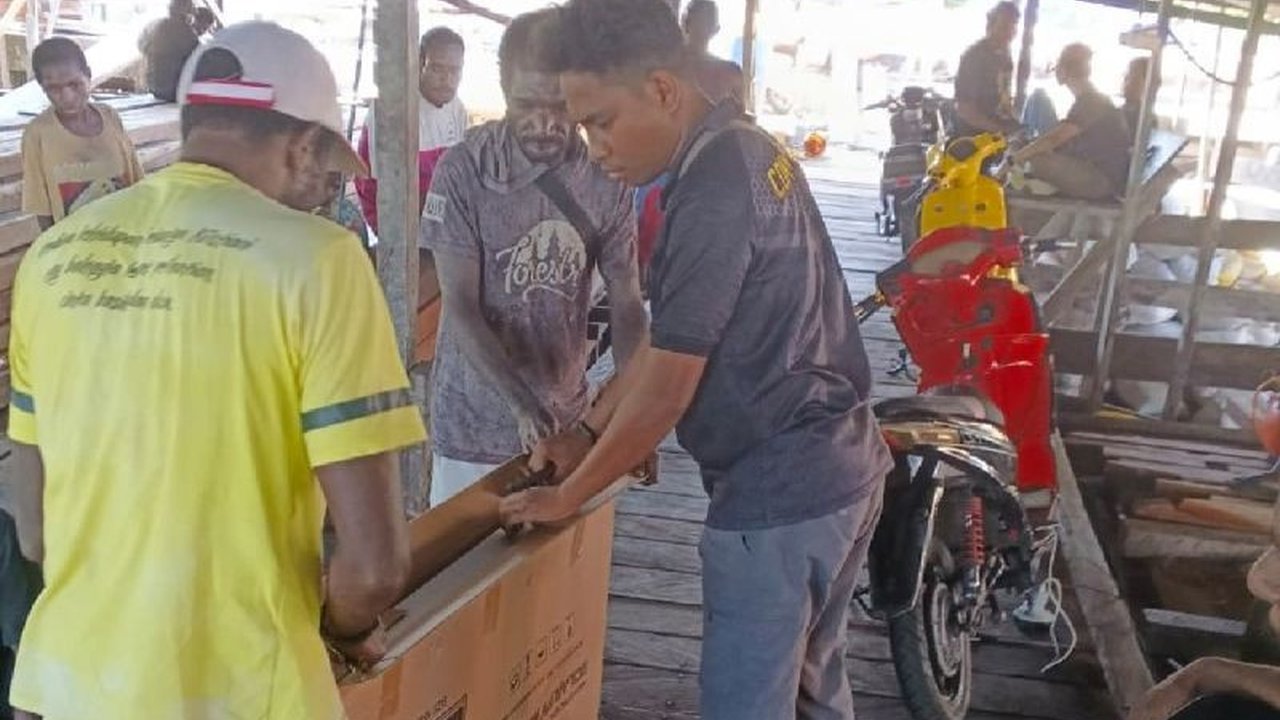 Polres Asmat menyerahkan dua unit solar sel untuk meningkatkan penerangan warga Kampung Yepem, Distrik Agats. Inisiatif ini bagian dari komitmen Polri dalam mendukung kebutuhan dasar masyarakat di wilayah terbatas.