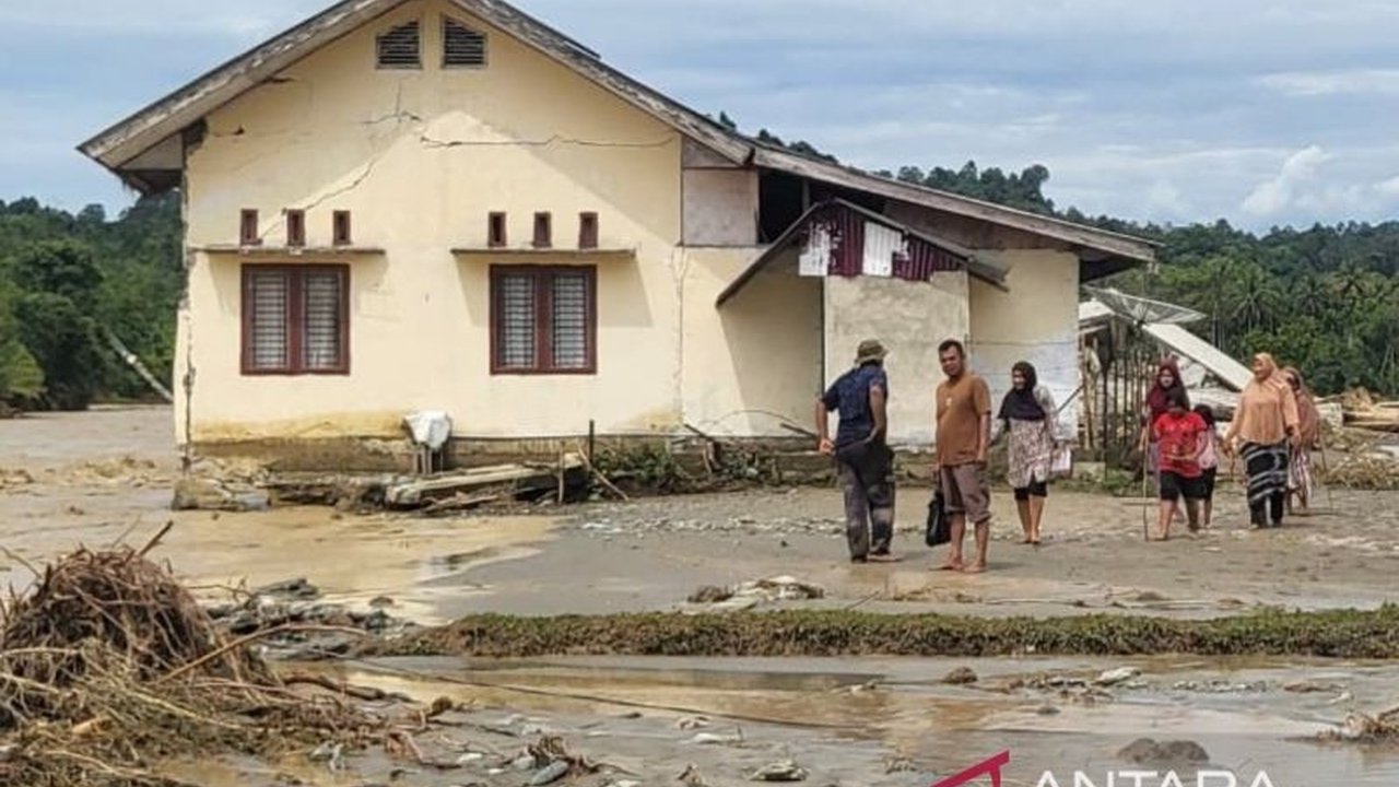 Banjir Aceh Barat melumpuhkan aktivitas pendidikan di puluhan sekolah dasar, dengan 32 SD terendam dan dua di antaranya hancur total, mengancam masa depan belajar.