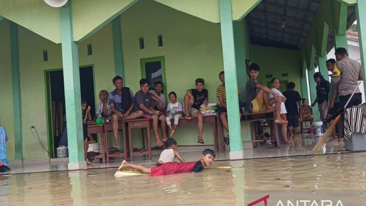 Sekitar 30 kepala keluarga pengungsi banjir di Serdang Bedagai, Sumatera Utara, sangat membutuhkan bantuan selimut dan obat-obatan setelah empat hari bertahan di posko pengungsian.