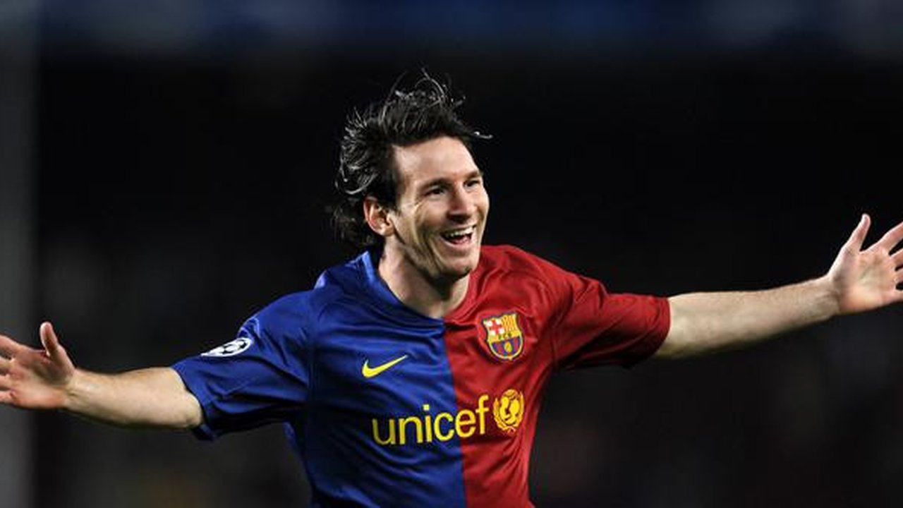 Penyerang Barcelona Lionel Messi berselebrasi usai mencetak gol ke gawang Basel pada pertandingan Liga Champions di di stadion Camp Nou pada tanggal 4 November 2008. Lionel Messi berkarir ber
