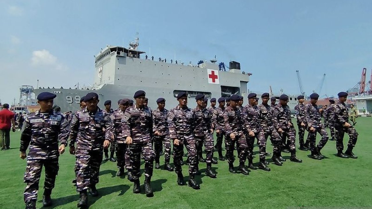 TNI AL kerahkan tim penyelamat gabungan Satkopaska dan Dislambair ke Sumatera untuk operasi pencarian serta evakuasi korban bencana alam. Bantuan ini dilengkapi helikopter dan logistik, menjangkau daerah sulit.