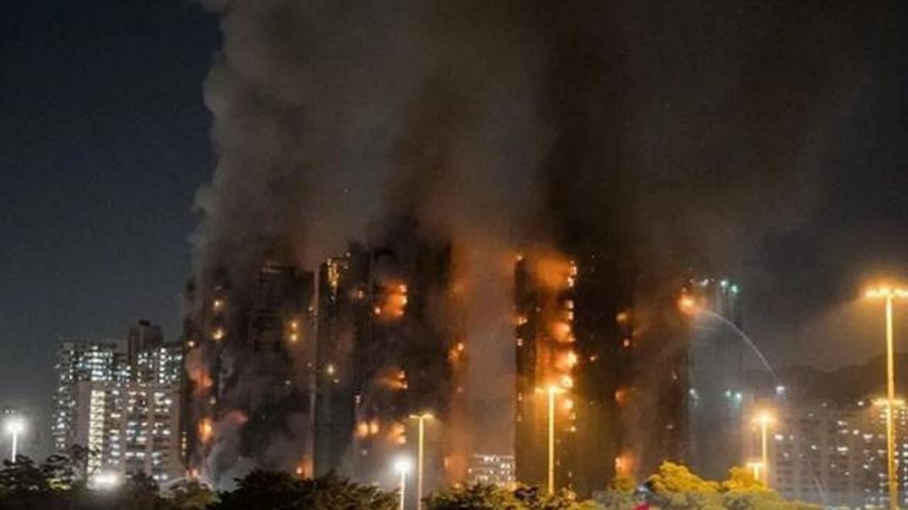 Kebakaran di tujuh gedung apartemen pada kawasan pemukiman Wang Fuk Court, Tai Po, Hong Kong. (Antara)