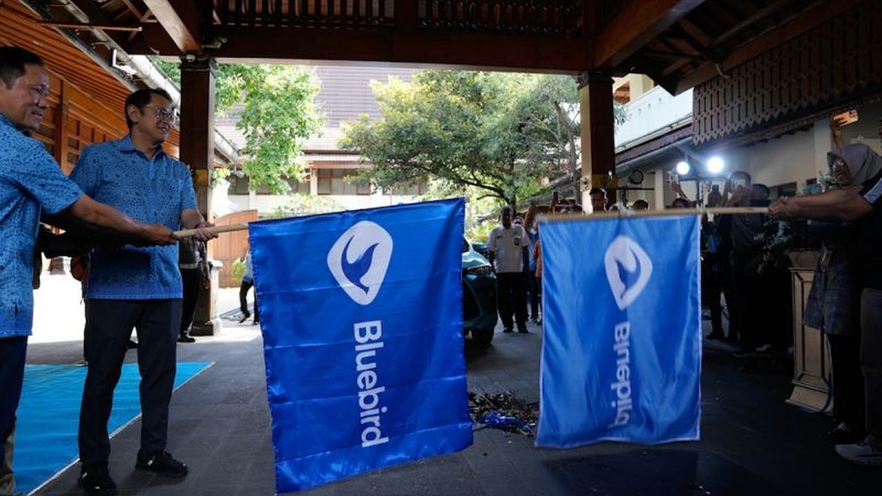 PT Blue Bird Tbk (BIRD) kini hadir di Solo, Jawa Tengah, memperluas akses mobilitas dan pariwisata. Inovasi layanan taksi Bluebird Solo ini diharapkan mendongkrak ekonomi lokal.