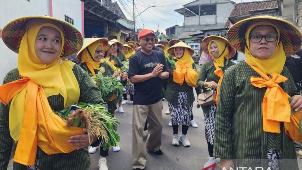 Anggota DPR Samuel Wattimena menekankan pentingnya menjaga konsistensi dan nuansa Jawa dalam Tradisi Merti Desa di Kabupaten Semarang agar tidak punah, sekaligus mengapresiasi keguyuban warga.