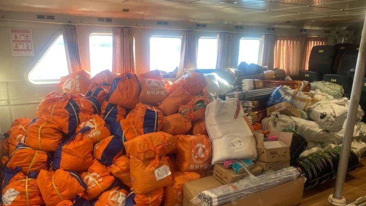 Badan Nasional Penanggulangan Bencana (BNPB) salurkan 27 ton Bantuan BNPB Aceh melalui jalur laut untuk lima wilayah terdampak banjir dan longsor, memastikan kebutuhan dasar terpenuhi.