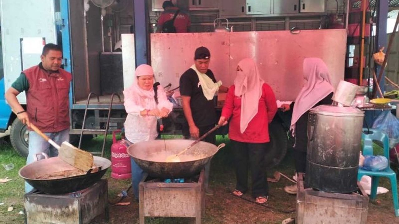 Dinas Sosial Aceh Tenggara bergerak cepat menyalurkan ribuan nasi bungkus kepada korban Bantuan Banjir Aceh Tenggara yang mengungsi, memastikan kebutuhan pangan dasar terpenuhi di tengah krisis.