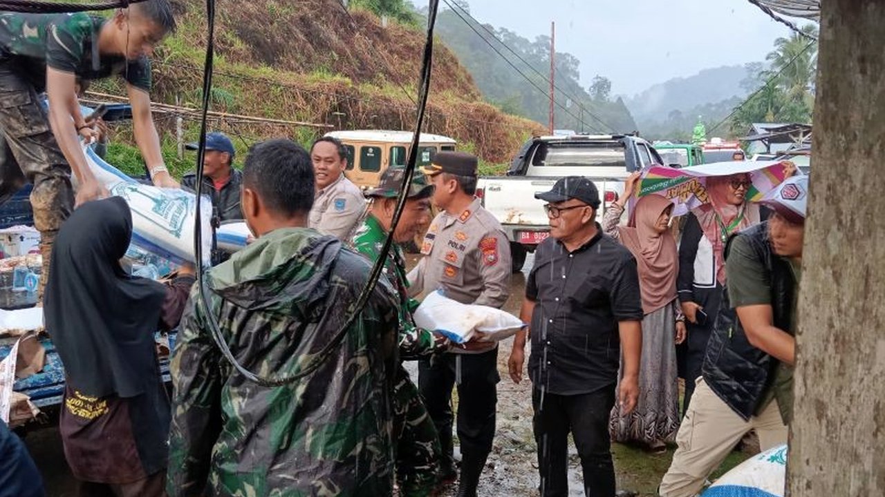 Pemerintah Kabupaten Pasaman Barat melaporkan 4.292 jiwa masih mengungsi akibat bencana alam. Kondisi Pengungsi Bencana Pasaman Barat ini memprihatinkan, menunggu cuaca normal.