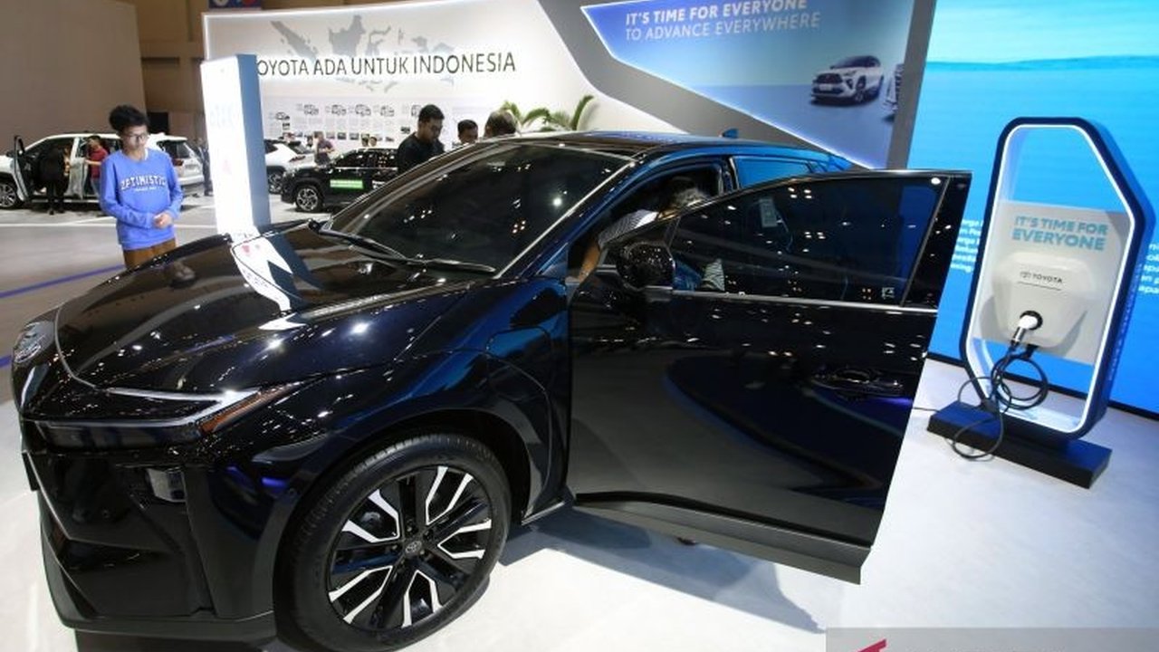 Pakar industri otomotif ITB mendesak pemerintah untuk segera menyusun regulasi battery passport, guna melacak asal-usul dan riwayat baterai EV demi pengelolaan limbah yang aman dan berkelanjutan.
