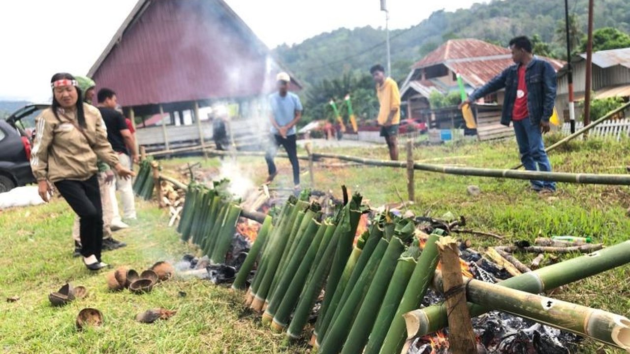 Festival Ayam Bambu Sigi bukan sekadar perayaan kuliner, melainkan representasi kearifan lokal. Simak bagaimana Pemkab Sigi mendorong pelestarian budaya ini.