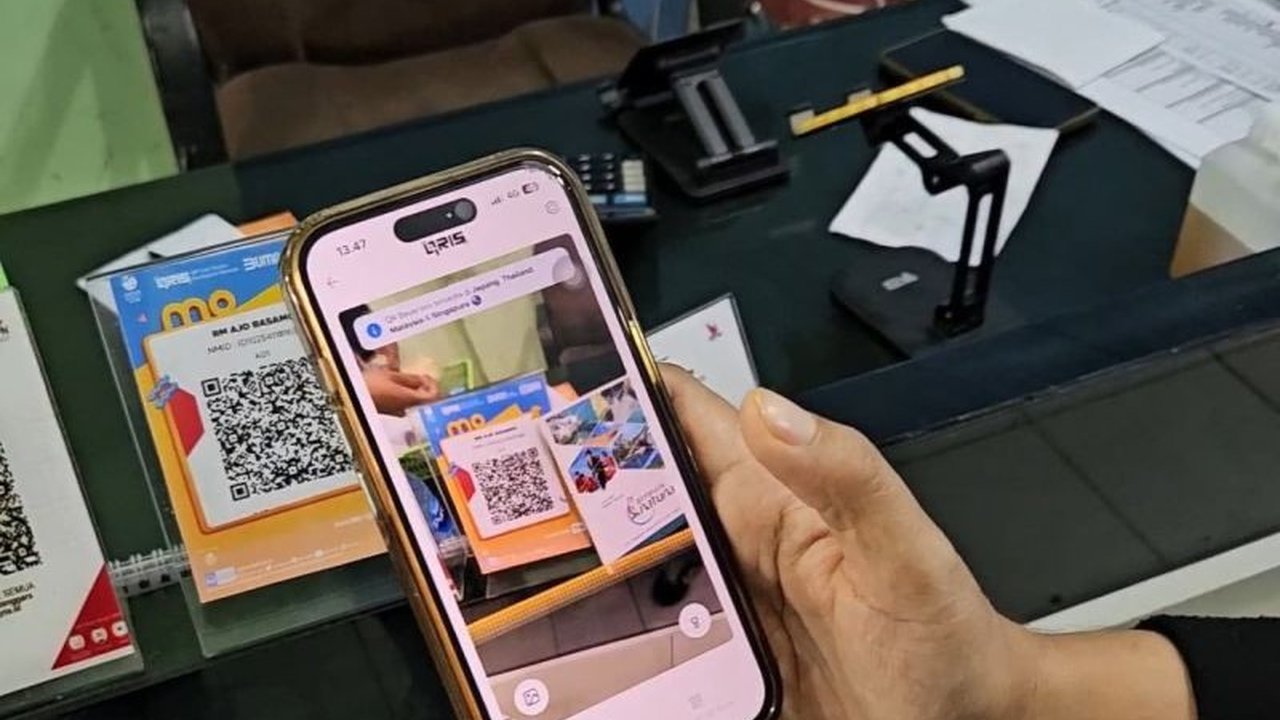 Layanan QRIS di Natuna kini telah merambah hingga pasar tradisional dan kedai pinggir pantai, memberikan kemudahan transaksi non-tunai bagi warga dan mendorong pertumbuhan ekonomi digital.