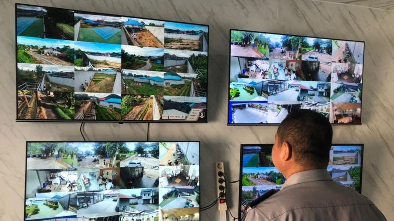 Lapas Kelas II B Singkawang menjadi pionir di Kalimantan Barat dengan meluncurkan Smart Prison, sebuah command center terintegrasi untuk memperkuat pengawasan dan meningkatkan kualitas layanan pemasyarakatan.