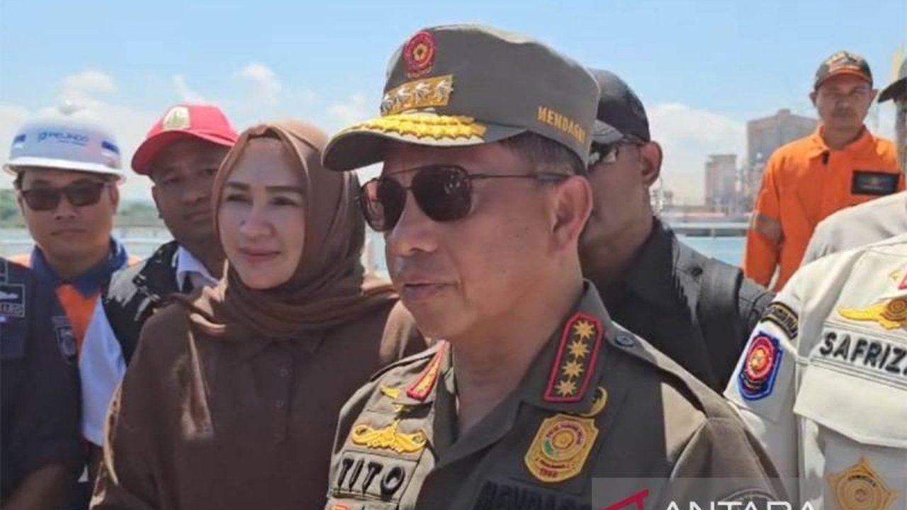 Menteri Dalam Negeri Tito Karnavian menunjuk Pelabuhan Krueng Geukueh sebagai titik vital distribusi bantuan logistik bagi korban banjir di Aceh, terutama setelah jalur darat terputus.