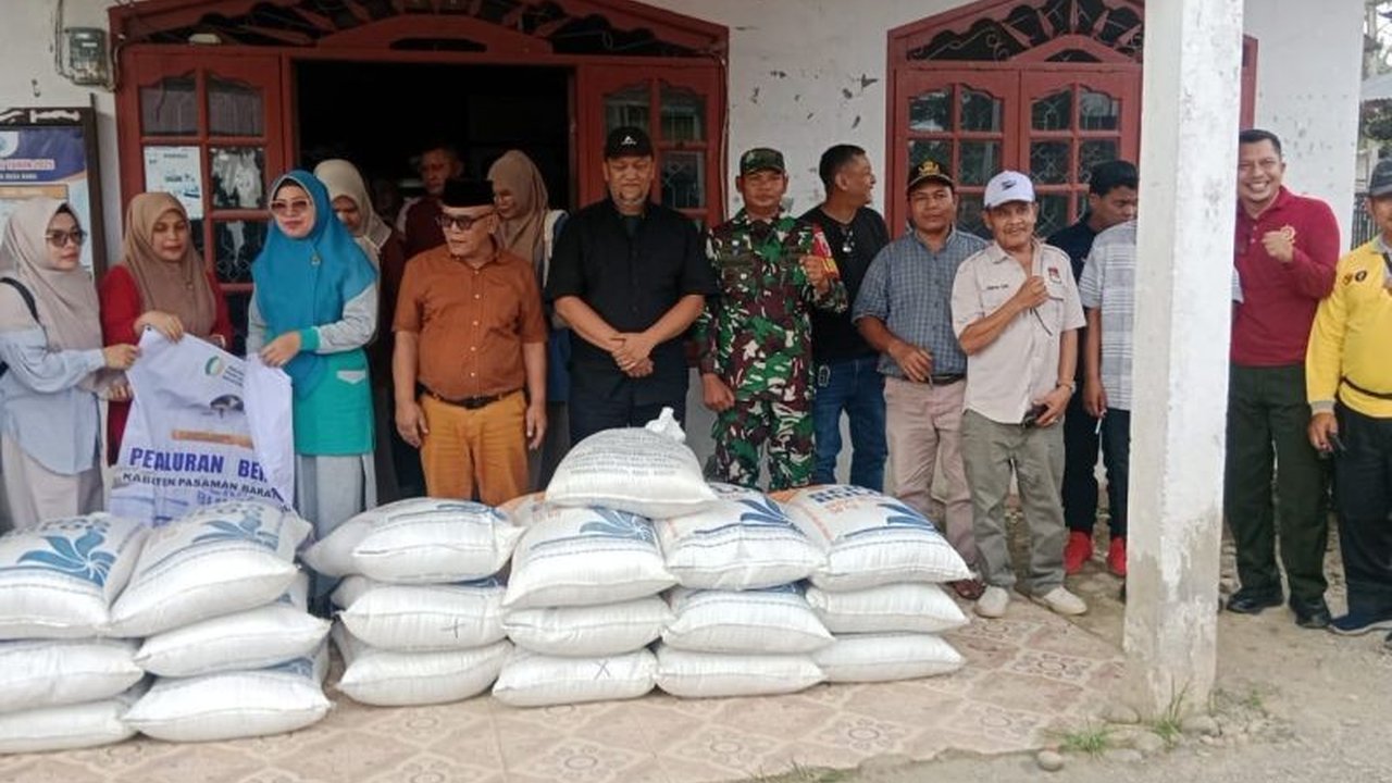 Pemerintah Kabupaten Pasaman Barat mempercepat penyaluran bantuan beras Pasaman Barat sebanyak 7,84 ton kepada ribuan warga terdampak banjir di enam nagari, memastikan kebutuhan logistik terpenuhi.