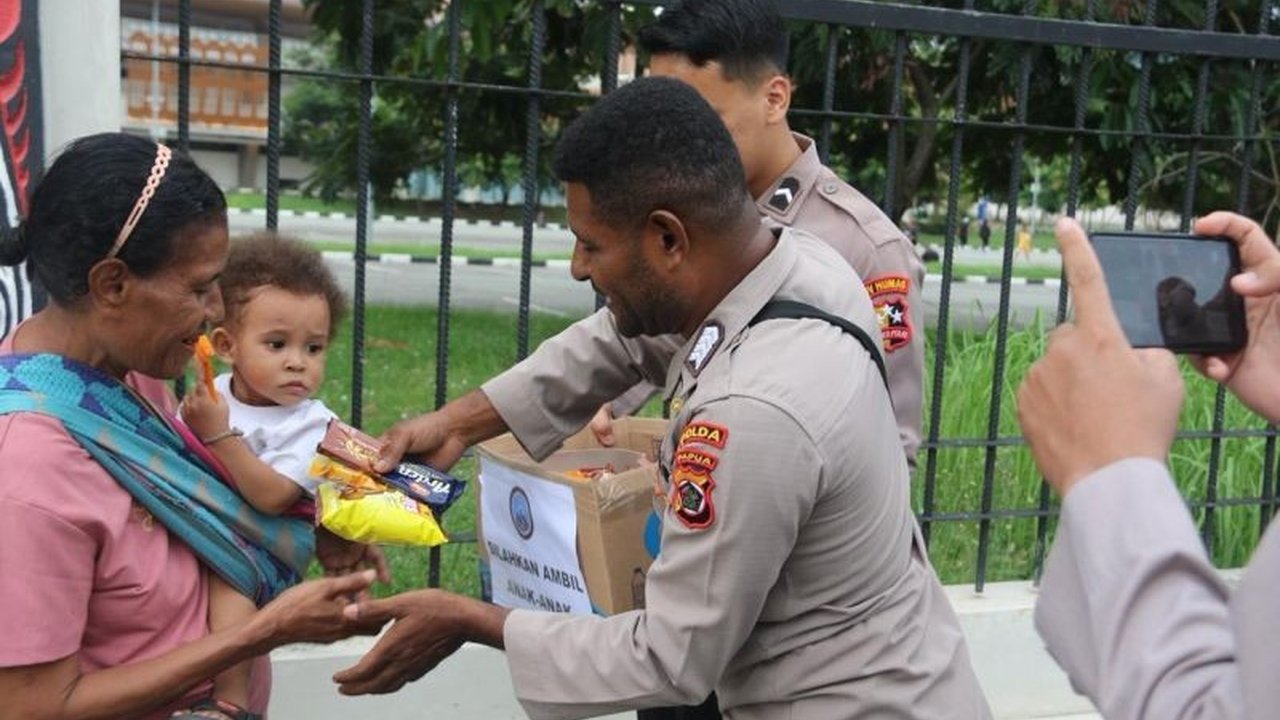 Satgas Damai Cartenz terus memperkuat pendekatan humanis di Kampung Nolokla, Jayapura, melalui interaksi positif dengan anak-anak. Langkah ini dinilai efektif membangun kepercayaan masyarakat terhadap kehadiran aparat.