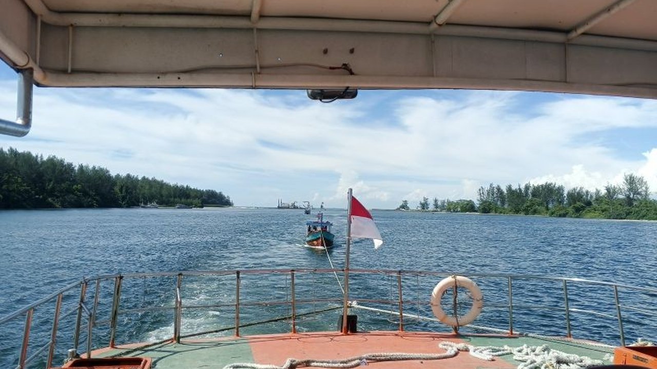 Empat nelayan asal Seluma berhasil diselamatkan Tim SAR gabungan setelah kapal mereka mengalami mati mesin di perairan Bengkulu. Operasi penyelamatan ini menunjukkan koordinasi solid antarinstansi dan menjadi kunci keberhasilan.