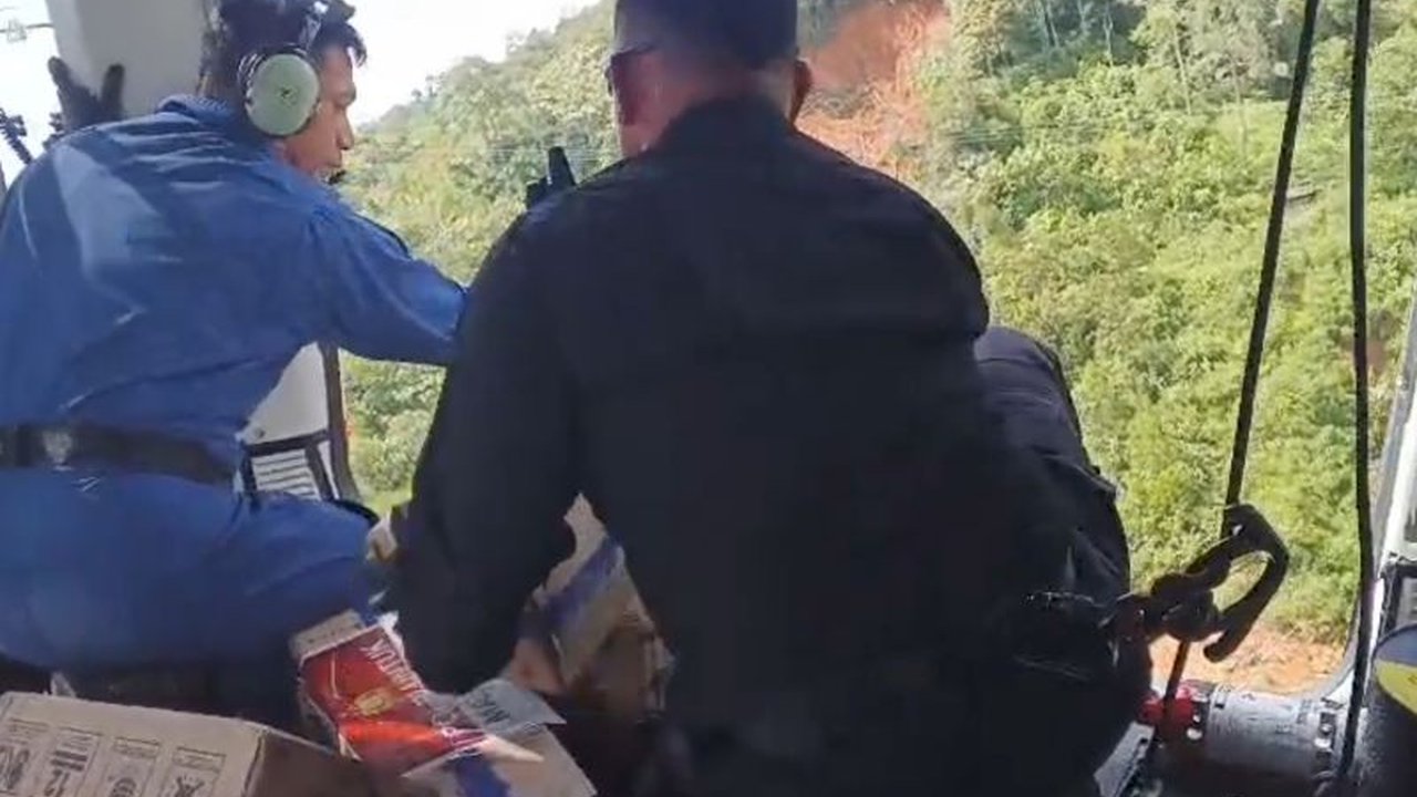 Polri Distribusi Bantuan Helikopter menggunakan metode airdrop ke wilayah Taput dan Tapteng yang terisolasi banjir. Bantuan logistik vital berhasil menjangkau warga terdampak.