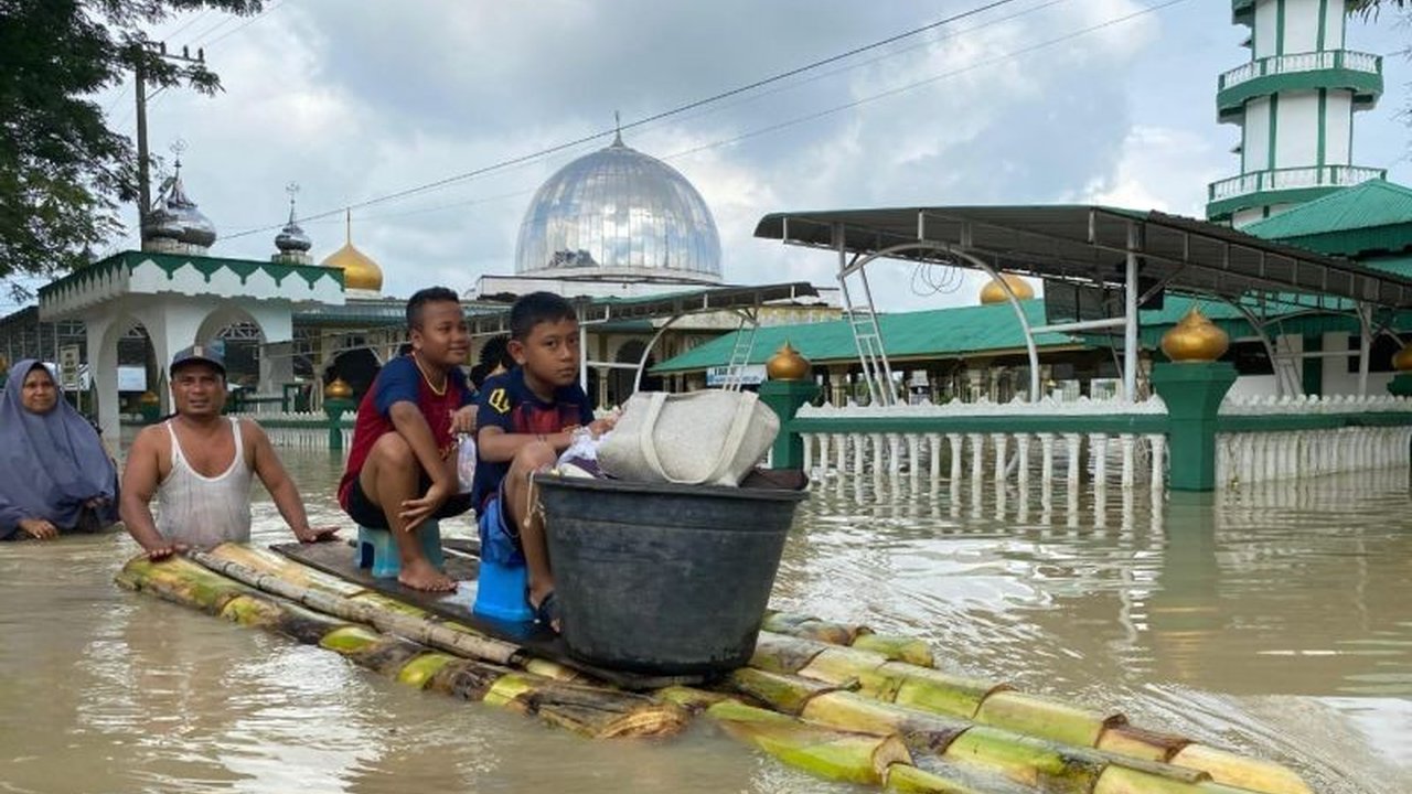 Banjir Serdang Bedagai semakin parah, menyebabkan ribuan kepala keluarga di 11 kecamatan terdampak. Curah hujan tinggi dan jebolnya tanggul menjadi pemicu utama bencana ini.