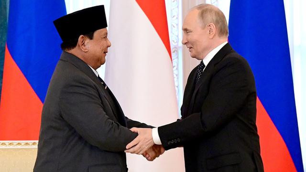 Presiden Prabowo Subianto dalam pertemuan bilateral dengan Presiden Federasi Rusia Vladimir Putin, yang berlangsung di Istana Konstantinovsky, St. Petersburg, Kamis (19/6/2025) lalu. (Dok. Ke