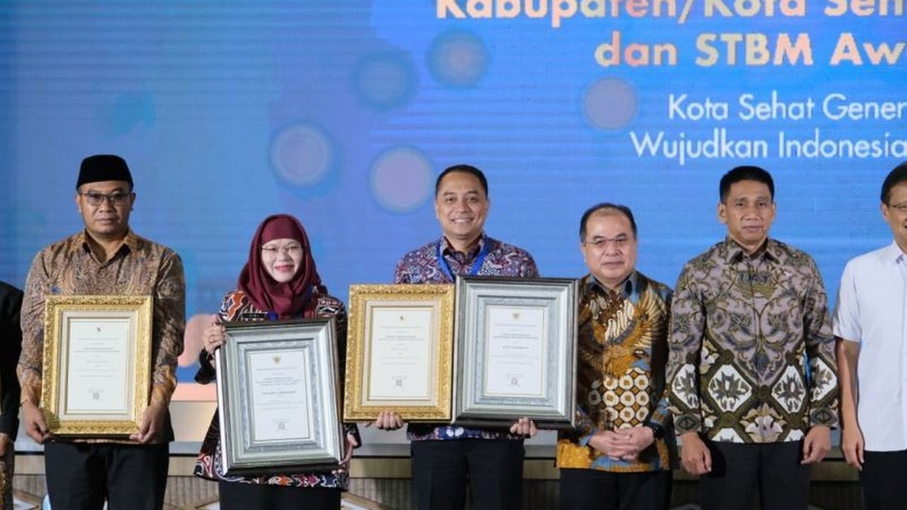 Kota Surabaya berhasil meraih dua penghargaan bergengsi dari Kementerian Kesehatan RI, termasuk predikat Kota Sehat Swasti Saba Wistara Paripurna, menjadikannya yang pertama di Indonesia.