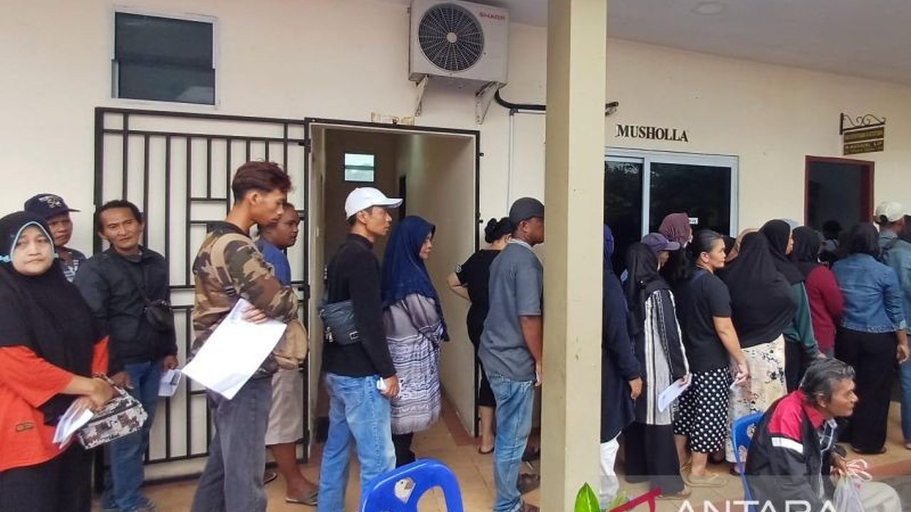 Kementerian Sosial (Kemensos) memblokir 300 penerima bansos di Kepulauan Riau karena terindikasi judi online. Langkah ini diambil untuk menjaga integritas program bantuan sosial.