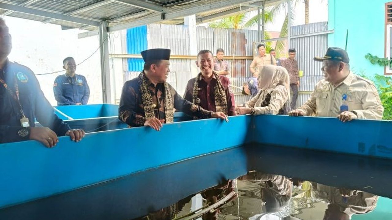 Gubernur Jambi Al Haris mengapresiasi SMKN 1 Tanjung Jabung Timur yang sukses mengelola bisnis berkat sertifikat BLUD, mendorong lebih banyak SMK BLUD Jambi mandiri.