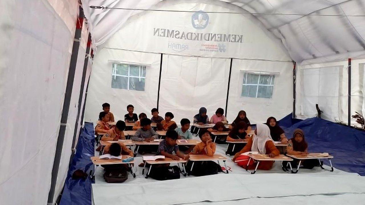 Kementerian Pendidikan Dasar dan Menengah (Kemendikdasmen) menyalurkan dana tanggap darurat awal Rp4 miliar untuk mendukung kegiatan belajar pasca-bencana di Sumatera dan Jawa, memastikan pendidikan tetap berjalan.