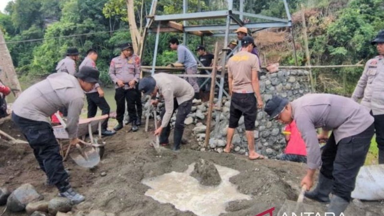Polri tengah gencar melakukan Pembangunan Jembatan Soppeng, Sulawesi Selatan, demi membuka akses pendidikan anak sekolah. Inisiatif ini merupakan respons langsung atas perintah Presiden Prabowo Subianto.