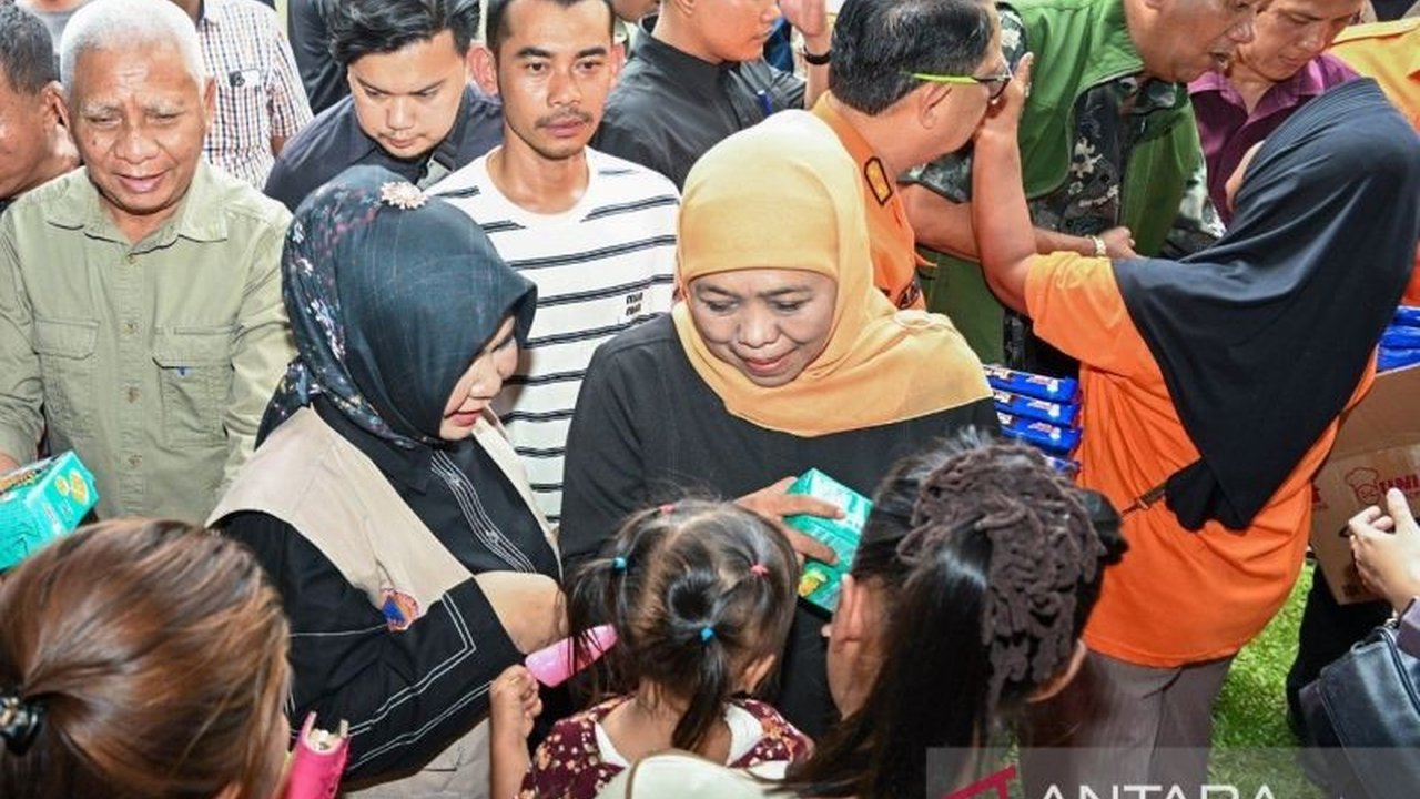 Wakil Gubernur Sumut bersama Gubernur Jatim menyalurkan bantuan pengungsi Sumut di Langkat, meninjau kondisi posko, dan memastikan dapur umum berjalan optimal. Simak detail kepedulian antarprovinsi ini.