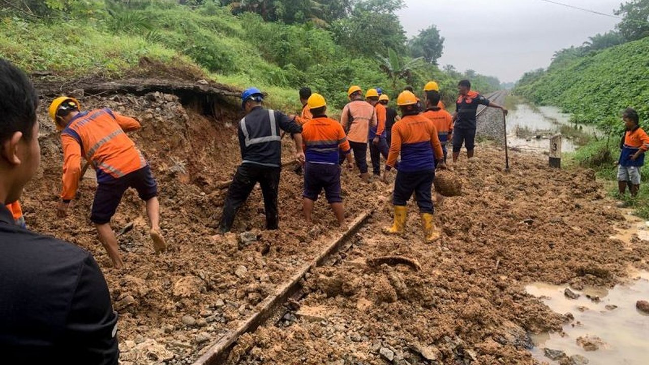 Direktorat Jenderal Perkeretaapian Kemenhub mempercepat **rehabilitasi jalur kereta api** yang rusak akibat bencana di Aceh, Sumut, dan Sumbar, demi pulihkan konektivitas transportasi.