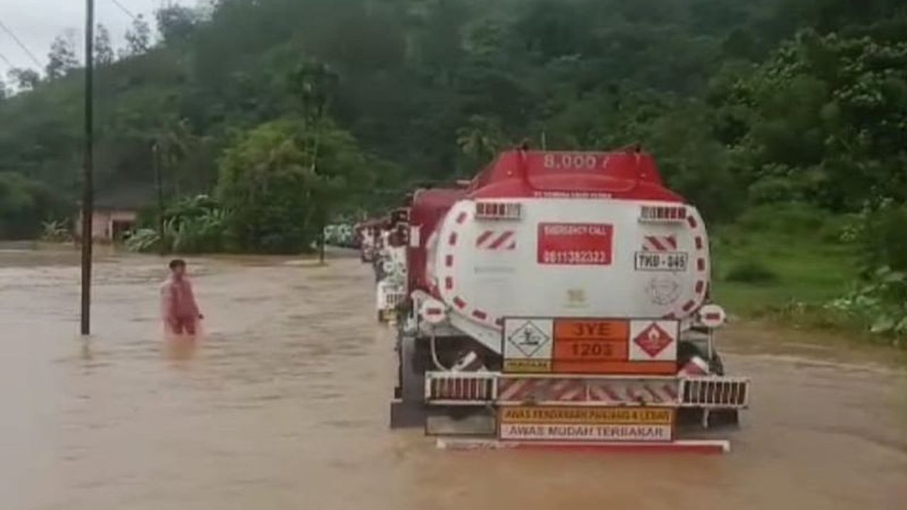 Pertamina mengoptimalkan Distribusi BBM Sumbar dan LPG pascabencana banjir serta longsor yang memutus jalur utama, memastikan pasokan aman dengan skema alih distribusi dan penambahan armada.