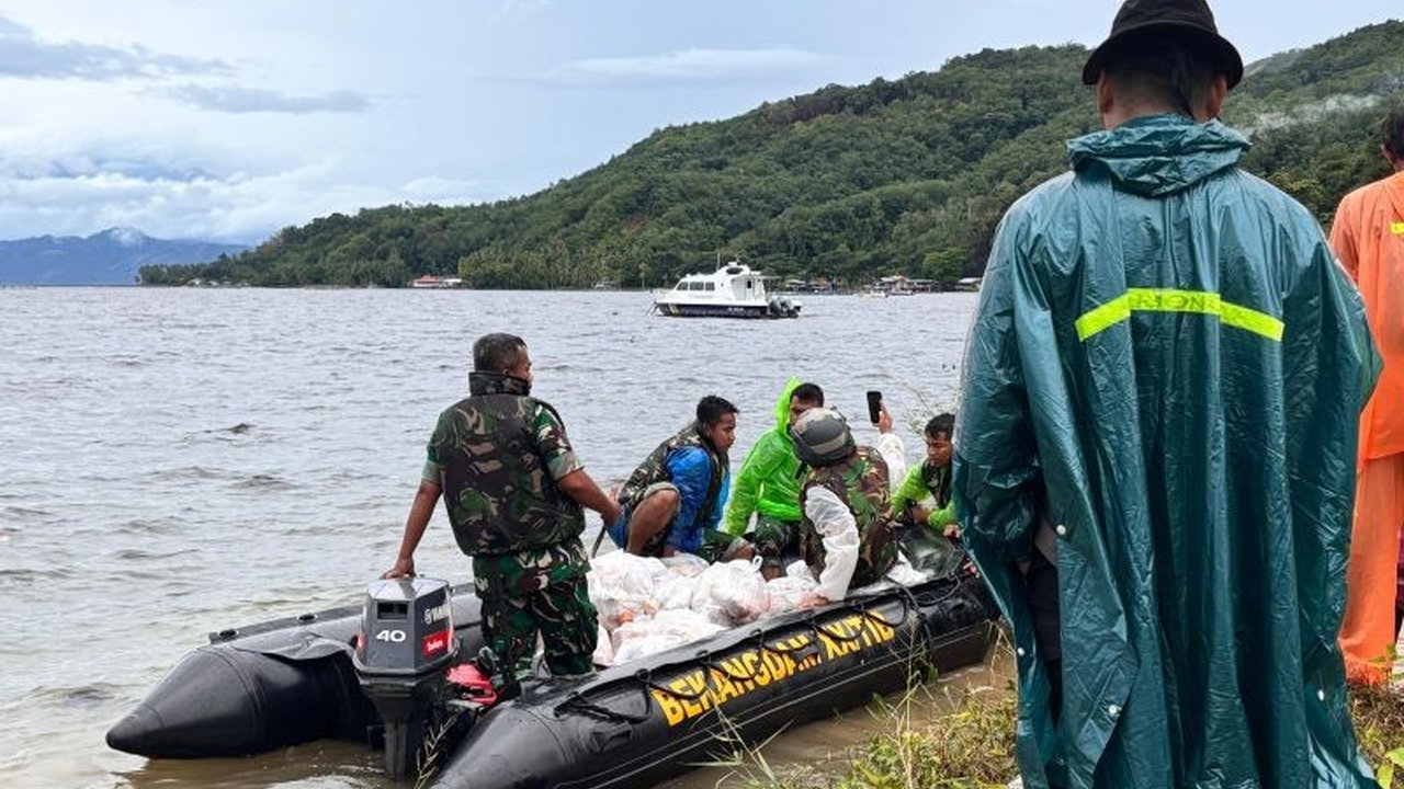 Pemkab Solok bergerak cepat menyalurkan bantuan kepada korban **banjir Solok** yang terisolasi di Nagari Paninggahan dan Muaro Pingai menggunakan perahu. Akses jalan darat terputus total akibat bencana ini.