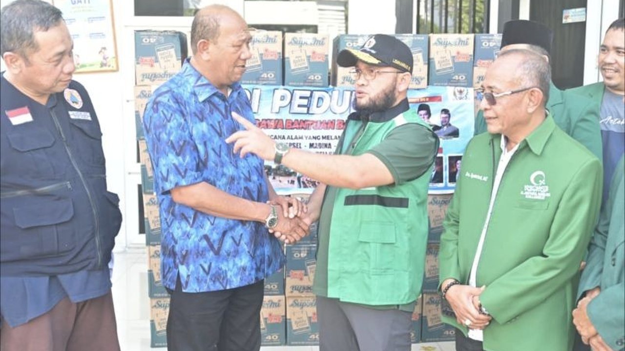 Anggota DPD RI Dedi Iskandar Batubara menyerahkan Bantuan Korban Banjir Langkat, Sumatera Utara. Ribuan warga masih terisolasi, kebutuhan mendesak terus dipenuhi.