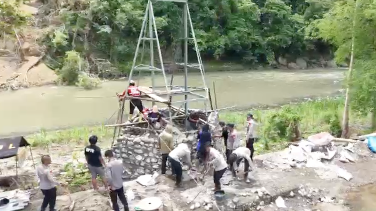 Brimob Sulsel Bangun Jembatan Gantung di Soppeng Usai Dapat Instruksi Presiden