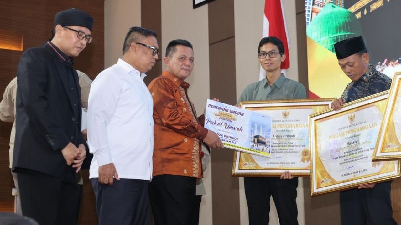 Pemerintah Provinsi Kepulauan Riau memberikan apresiasi luar biasa kepada wajib pajak kendaraan bermotor dengan sepuluh paket umrah pada Gebyar PKB 2025, sekaligus mendorong kesadaran pembayaran pajak.