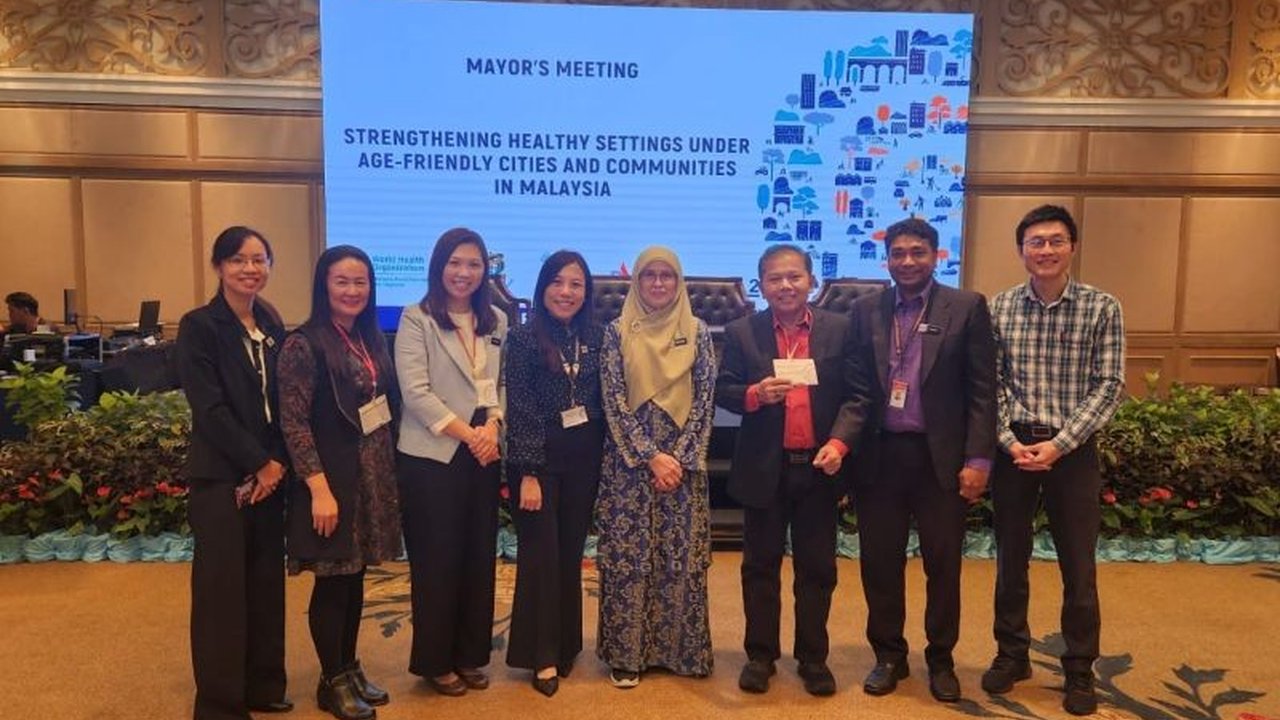 Dekan FKM Unhas, Prof Sukri Palluturi, menyoroti pergantian pemimpin daerah sebagai tantangan utama dalam mewujudkan kota sehat. Hal ini berdampak pada pemahaman dan keberlanjutan program.